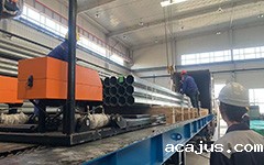 威海某公司使用插臂式集装箱装货机现场